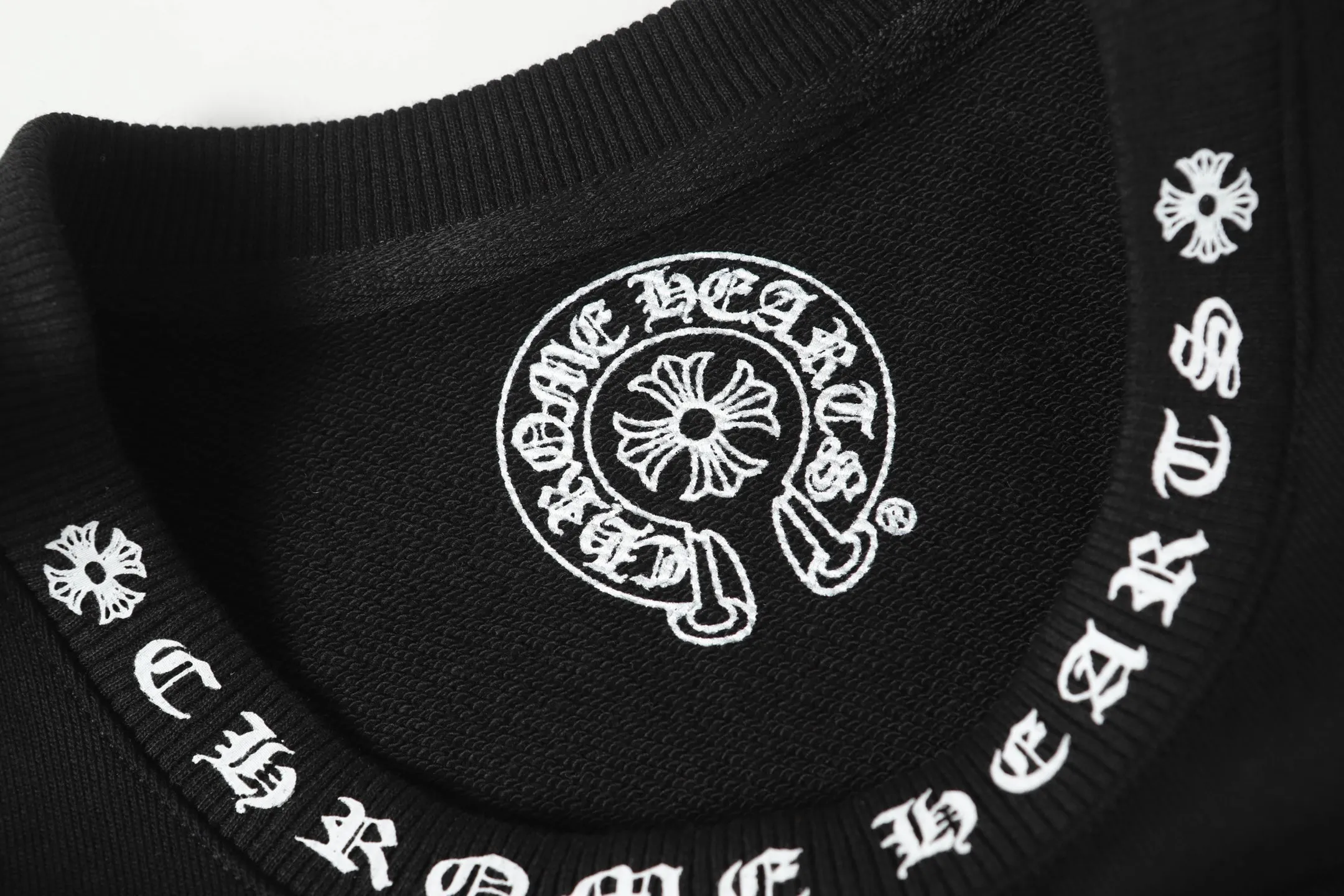 P210 Round neck sweatshirt. Remember to remark sweatshirt when ordering #Y2903 Cross-border running quantity model. Please do not place an order if you pursue perfection. -Chrome Hearts/Chrome Hearts 23ss Sanskrit printed popular round neck sweatshirt -High weight, high density and high quality. The wool is soft, delicate and skin-friendly. Soft and silky to the touch. Excellent warmth and skin-friendliness. -Colour: black white -Size: S M L XL